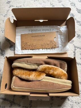 Manitobah Mukluks women’s RedRiver suede and shearling slipper